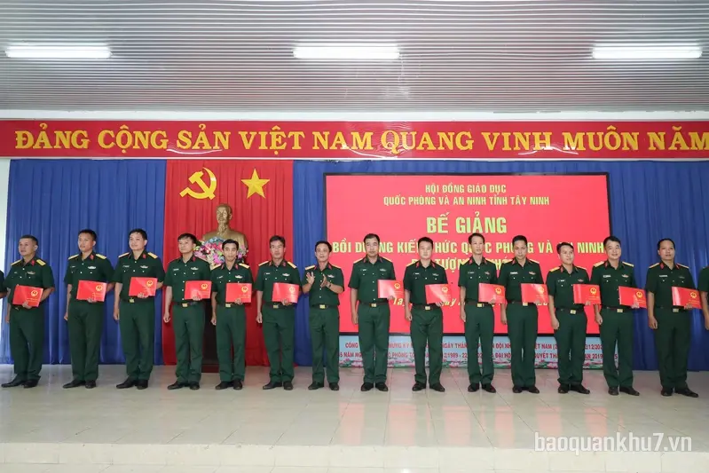 
Tây Ninh bế giảng lớp bồi dưỡng kiến thức quốc phòng và an ninh 