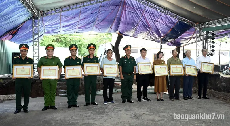 Thủ trưởng Quân khu 7 động viên lực lượng làm nhiệm vụ tại công viên Lê Thị Riêng