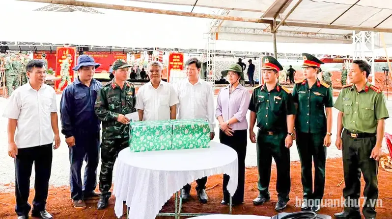Xã Nha Bích thăm, tặng quà Đội K72 đang làm nhiệm vụ tìm kiếm, quy tập hài cốt liệt sĩ