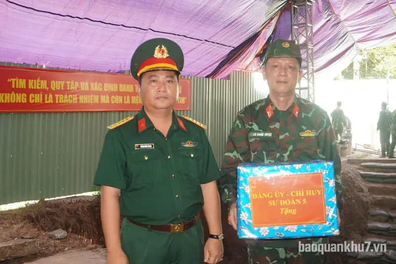 Sư đoàn 5 tưởng niệm các anh hùng liệt sĩ tại công viên Lê Thị Riêng
