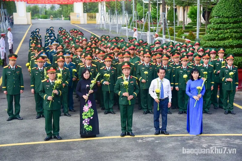 Bộ Tư lệnh Quân khu dâng hoa, dâng hương tri ân các anh hùng, liệt sĩ tại TP Đồng Nai