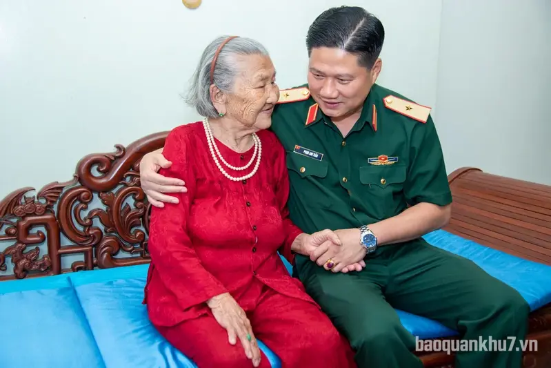 Đoàn công tác Quân khu thăm, tặng quà nhân ngày Thương binh - Liệt sĩ
