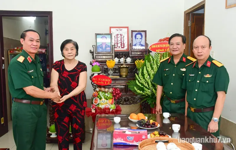 Thiếu tướng Trần Ngọc Minh thăm gia đình các đồng chí nguyên là Thủ trưởng Bộ Tư lệnh Quân khu