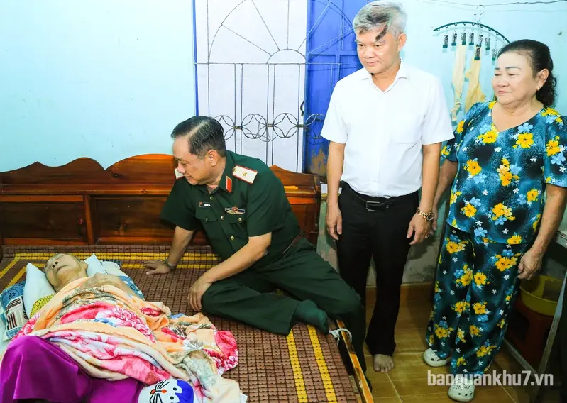 Bộ Tư lệnh Quân khu 7 thăm, tặng quà Mẹ Việt Nam Anh hùng tại thành phố Đồng Nai