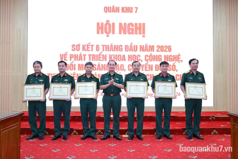 Quân khu 7 sơ kết 6 tháng đầu năm về phát triển khoa học, công nghệ, đổi mới sáng tạo, chuyển đổi số, thực hiện Đề án 06 và cải cách hành chính