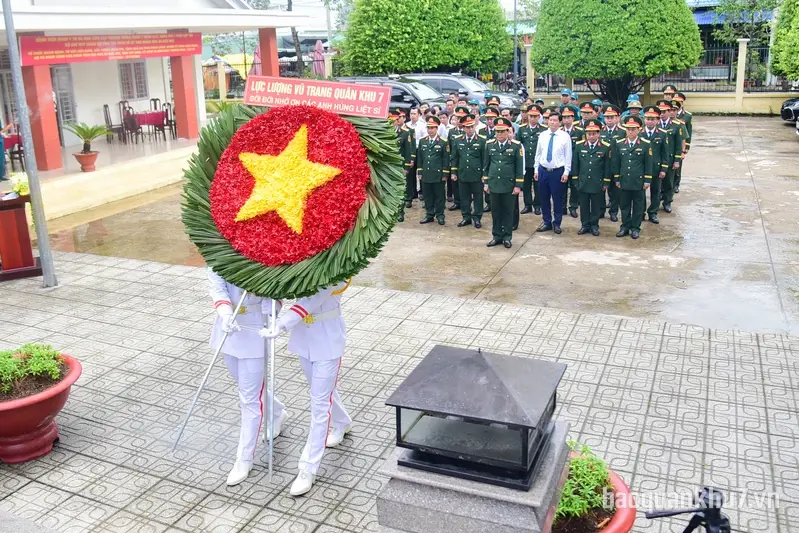 Bộ Tư lệnh Quân khu dâng hoa, dâng hương tri ân các anh hùng, liệt sĩ tại tỉnh Tây Ninh