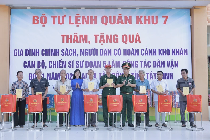 Bộ Tư lệnh Quân khu 7 thăm, tặng quà gia đình chính sách tại tỉnh Tây Ninh 