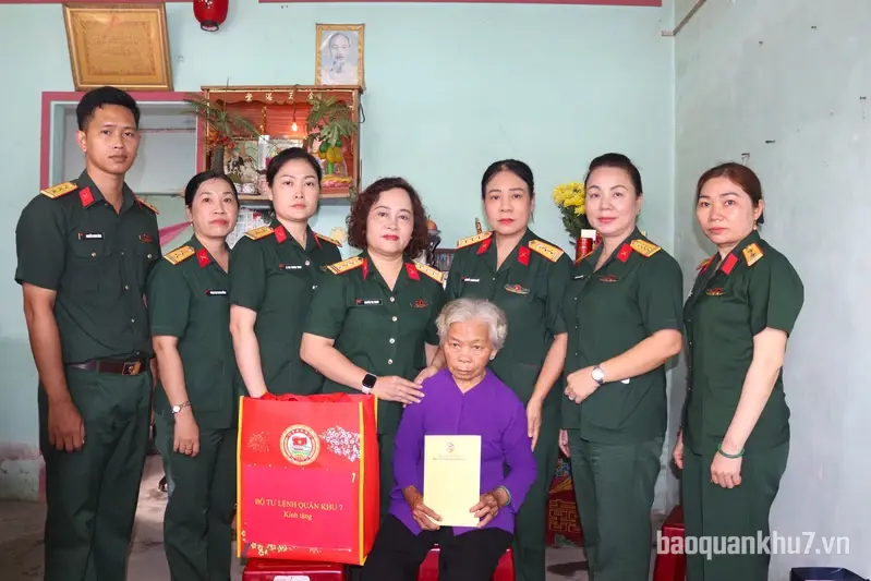 Đoàn phụ nữ LLVT Quân khu 7 thăm, tặng quà gia đình liệt sĩ Huỳnh Văn Quên