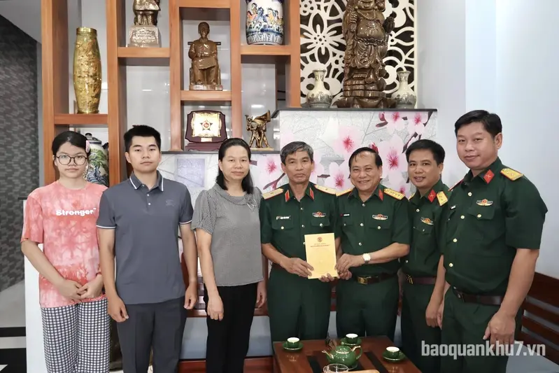Đoàn công tác Quân khu 7 thăm, tặng quà nguyên Thủ trưởng Bộ Tư lệnh Quân khu