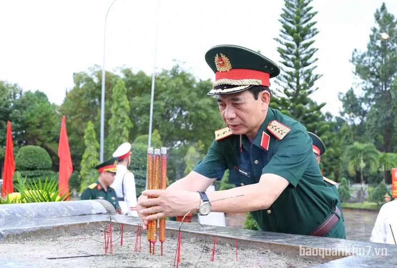 Đoàn công tác Chính phủ viếng Nghĩa trang Liệt sĩ Đắk Nông, thăm gia đình chính sách tại xã Nhân Cơ