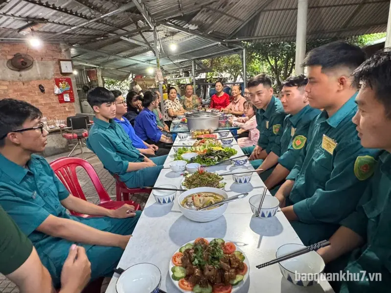 Ấm áp bữa cơm nghĩa tình cùng gia đình chính sách phường Tân Phước
