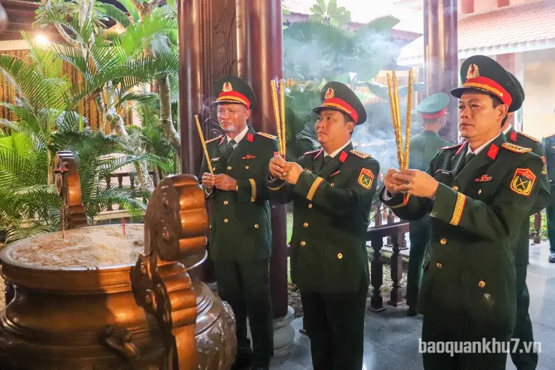 Sư đoàn 5 dâng hương viếng Chủ tịch Hồ Chí Minh và các anh hùng liệt sĩ