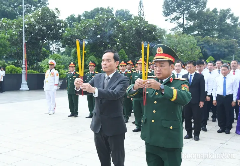 LLVT Quân khu 7 viếng nghĩa trang liệt sĩ Thành phố Hồ Chí Minh