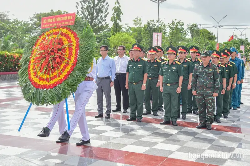 Đoàn công tác Quân khu dâng hương tưởng niệm anh hùng liệt sĩ, thăm Mẹ Việt Nam Anh hùng tại tỉnh Lâm Đồng