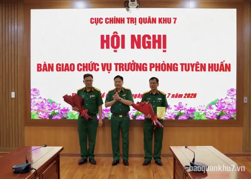 Bàn giao chức vụ Trưởng phòng Tuyên huấn Quân khu 7
