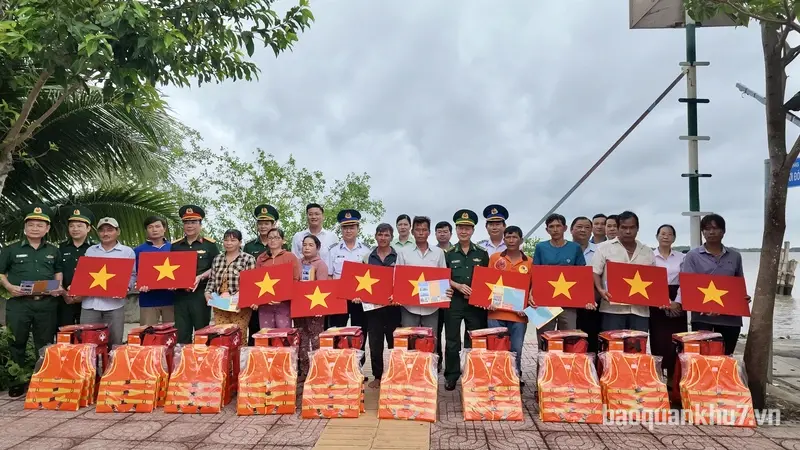 Bộ đội Biên phòng TPHCM phối hợp tổ chức Chương trình “Cảnh sát biển đồng hành với ngư dân”