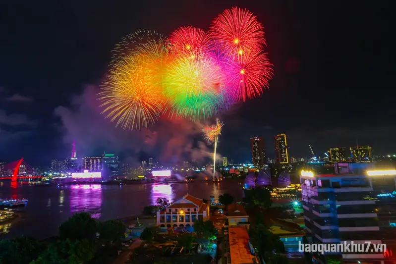 Pháo hoa rực sáng chào mừng 50 năm Thành phố mang tên Chủ tịch Hồ Chí Minh