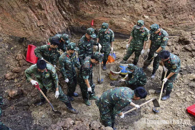 Tìm thấy  thêm 5 bộ hài cốt liệt sĩ tại khu B, công viên Lê Thị Riêng trong ngày 30/7
