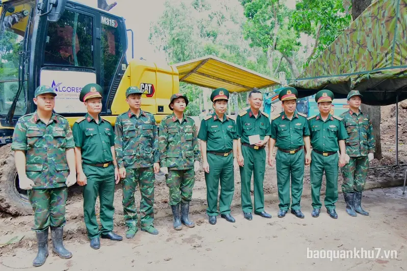 Lữ đoàn 23 thăm, tặng quà các lực lượng đang thực hiện nhiệm vụ tìm kiếm, quy tập hài cốt liệt sĩ
