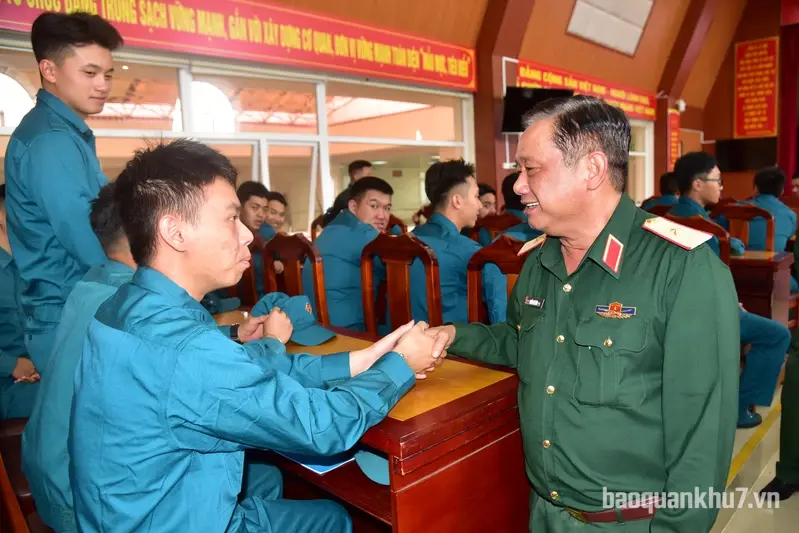 Thủ trưởng Bộ Tư lệnh Quân khu đối thoại dân chủ với cán bộ, chiến sĩ Bộ CHQS tỉnh Lâm Đồng