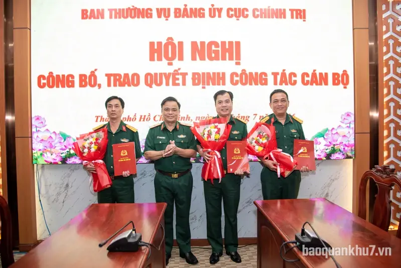 Ban Thường vụ Đảng ủy Cục Chính trị công bố, trao quyết định công tác cán bộ