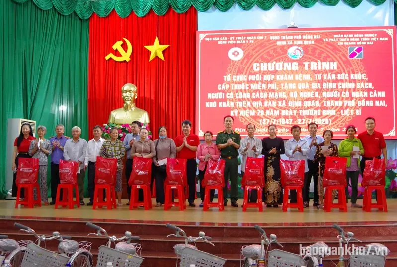 Bệnh viện Quân y 7B khám bệnh, cấp thuốc, tặng quà người dân xã Định Quán