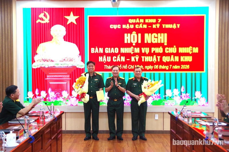 Bàn giao nhiệm vụ Phó Chủ nhiệm Hậu cần - Kỹ thuật Quân khu 7
