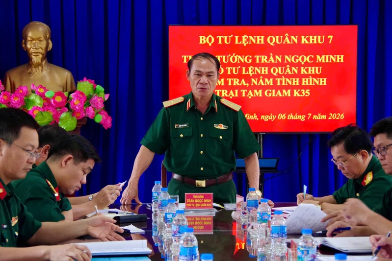 Thiếu tướng Trần Ngọc Minh, Phó Tư lệnh Quân khu kiểm tra, nắm tình hình Trại tạm giam K35