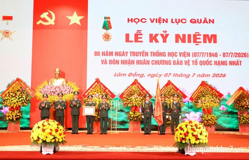Học viện Lục quân đón nhận Huân chương Bảo vệ Tổ quốc hạng Nhất