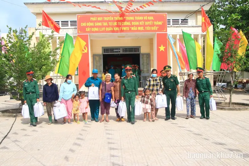 Quân khu 7 khám bệnh, cấp thuốc, tặng quà trên tuyến biên giới Tây Ninh