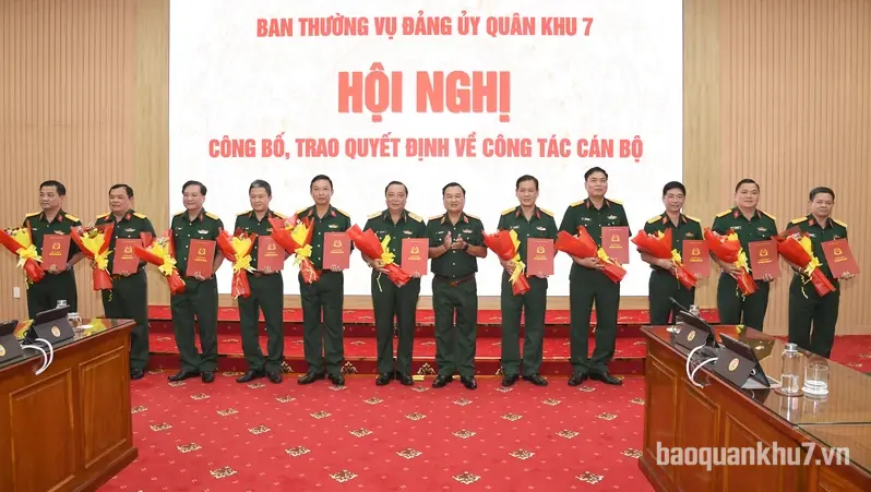 Ban Thường vụ Đảng ủy Quân khu 7 trao quyết định về công tác cán bộ