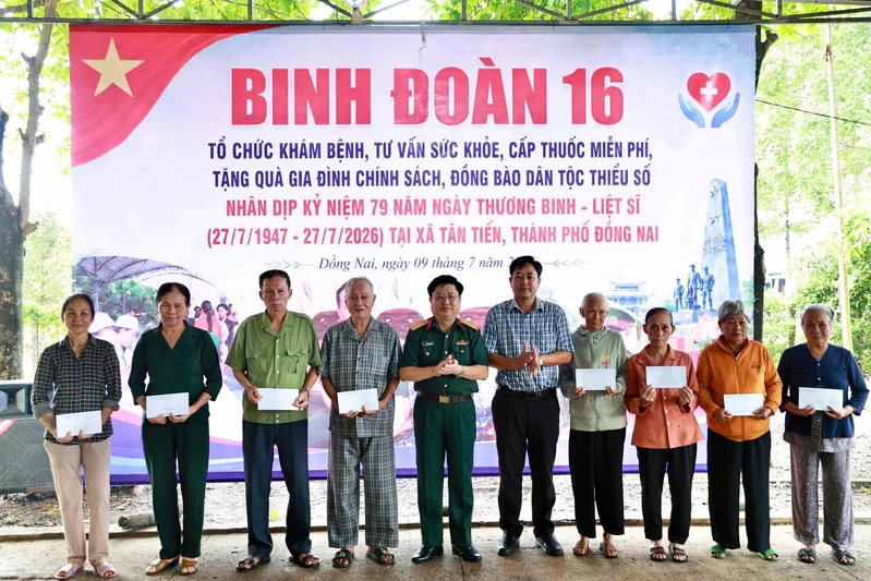 Binh đoàn 16 khám bệnh, cấp thuốc, tặng quà cho Nhân dân xã biên giới Đồng Nai