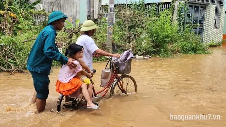 TP. Đồng Nai: Ban CHQS phường Phước Tân huy động lực lượng ứng phó ngập lụt 