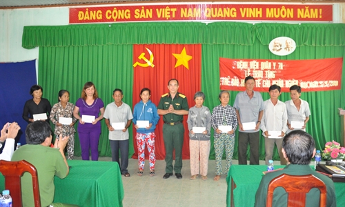 Bệnh viện Quân y 7A trao tặng 300 thẻ bảo hiểm y tế cho người nghèo