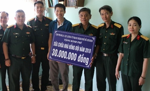 LLVT Quận 1 trao tiền sửa chữa nhà cho quân nhân có hoàn cảnh khó khăn