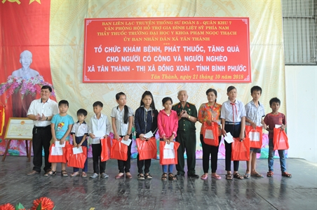 Ban liên lạc Cựu chiến binh Sư đoàn 5 khám bệnh, tặng quà tại tỉnh Bình Phước