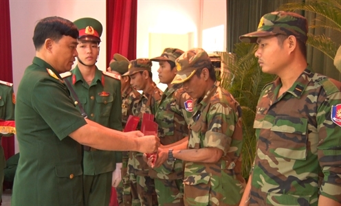 Trường quân sự Quân khu 7 bế mạc tập huấn quân sự cho học viên Campuchia