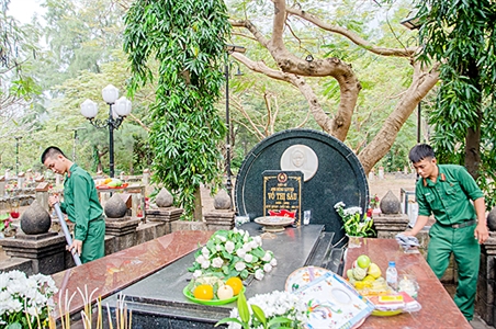Lực lượng vũ trang huyện Côn Đảo, tỉnh Bà Rịa – Vũng Tàu chăm sóc cảnh quan Nghĩa trang Hàng Dương
