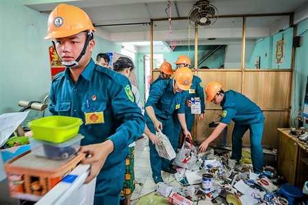Lực lượng vũ trang quận 1 tham gia di dời người dân chung cư Võ Văn Kiệt