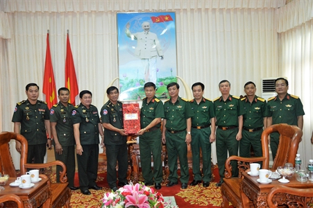 Cục Phát triển Campuchia chúc tết  Bộ CHQS tỉnh Tây Ninh