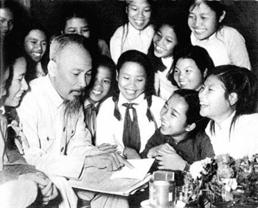 Lời Bác Hồ dạy ngày này năm xưa: “Muốn dạy cho trẻ em thành người tốt thì trước hết các cô các chú phải là người tốt”