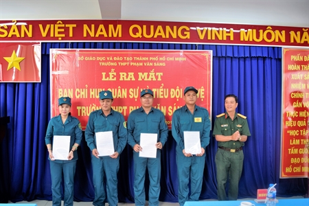 Huyện Hóc Môn: Ra mắt Ban CHQS và Tiểu đội tự vệ Trường THPT Phạm Văn Sáng