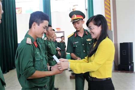 Lữ đoàn Pháo binh 96 gặp mặt cấp ủy, chính quyền địa phương và gia đình chiến sĩ mới năm 2019