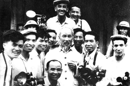 Lời Bác Hồ dạy ngày này năm xưa: “Đối với những người viết báo chúng ta, cái bút là vũ khí sắc bén, bài báo là tờ hịch cách mạng...”