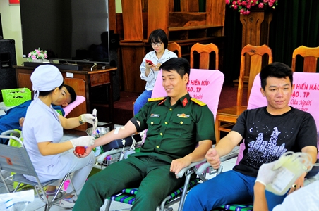 Lực lượng vũ trang quận 1 tham gia hiến máu nhân đạo