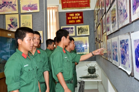 Giáo dục chiến sĩ mới thông qua Nhà truyền thống