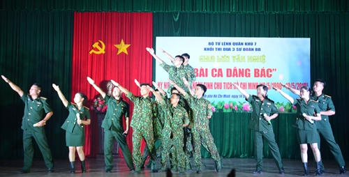 Khối thi đua 3 sư đoàn Quân khu 7 giao lưu văn nghệ “Bài ca dâng Bác”