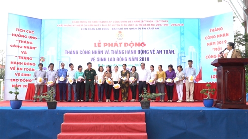 Ban CHQS thị xã Dĩ An phối hợp tổ chức tháng công nhân và vệ sinh an toàn lao động