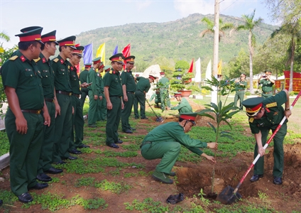 Sư đoàn 302 trồng cây mừng sinh nhật Bác