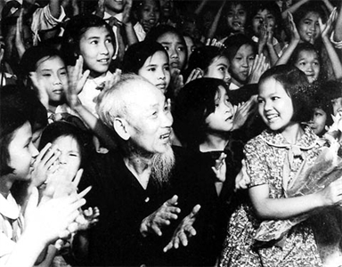 “Vì nước chưa nên nghĩ đến nhà,
Năm mươi chín tuổi vẫn chưa già.
Chờ cho kháng chiến thành công đã,
Bạn sẽ ăn mừng sinh nhật ta”.